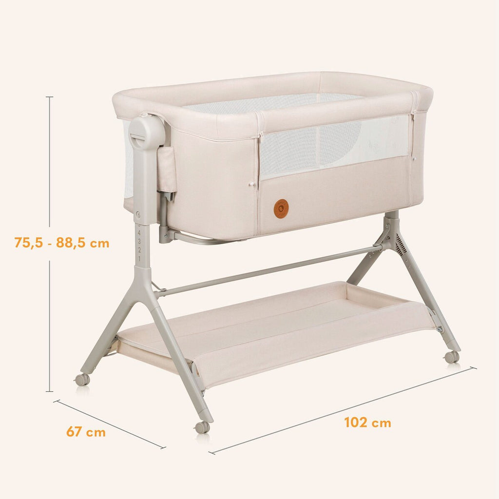 Montert Bedside crib Leonie Plus 3-i-1 med madrass og hjul i rom