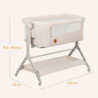 Montert Bedside crib Leonie Plus 3-i-1 med madrass og hjul i rom