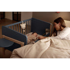 Bedside crib Little Cloud massivtre nærbilde av spenneremmer