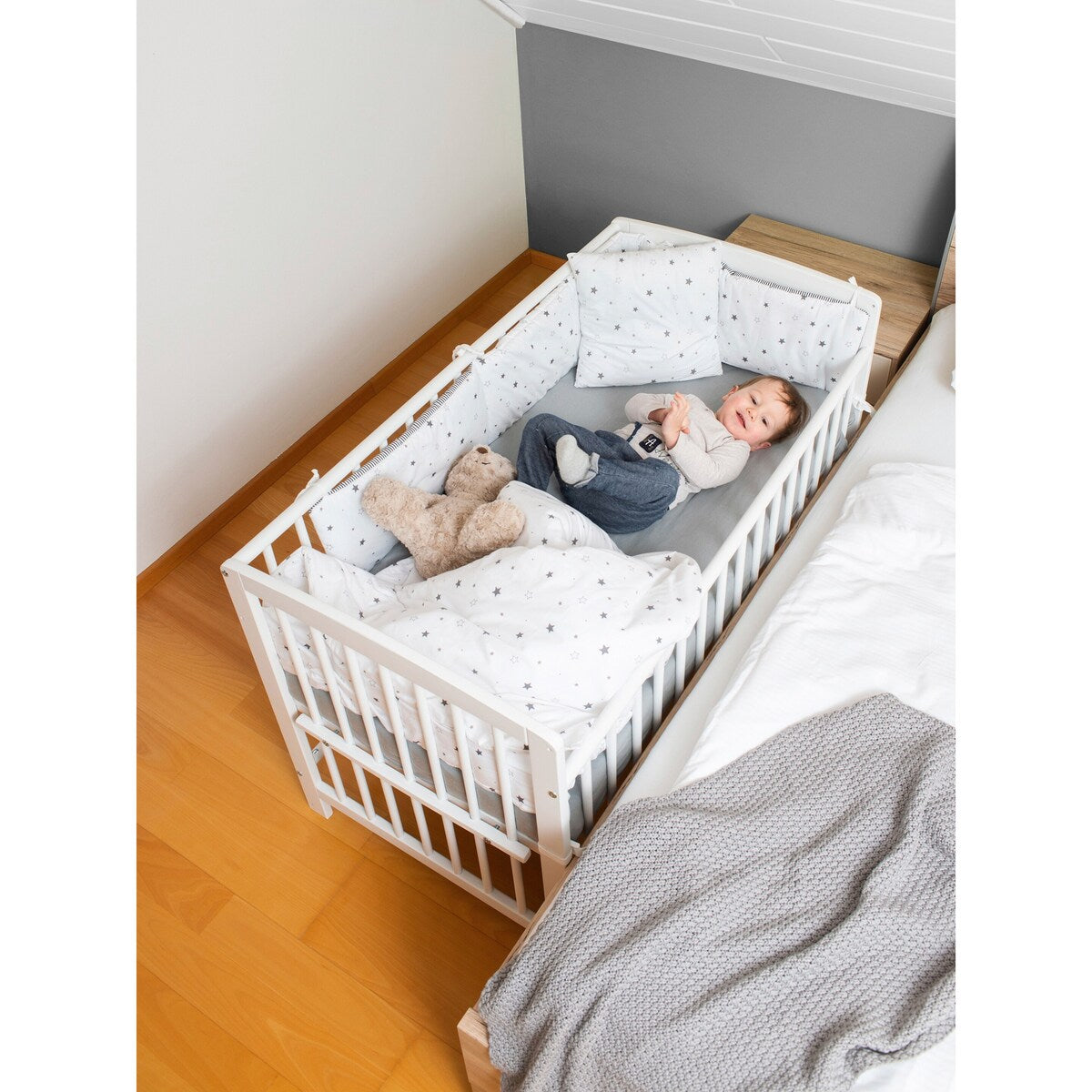 Bedside crib Micky 60x120 cm i massiv bøk - Schardt