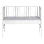 Nærbilde av bedside crib Micky Plus 60x120 cm for boxspringsenger