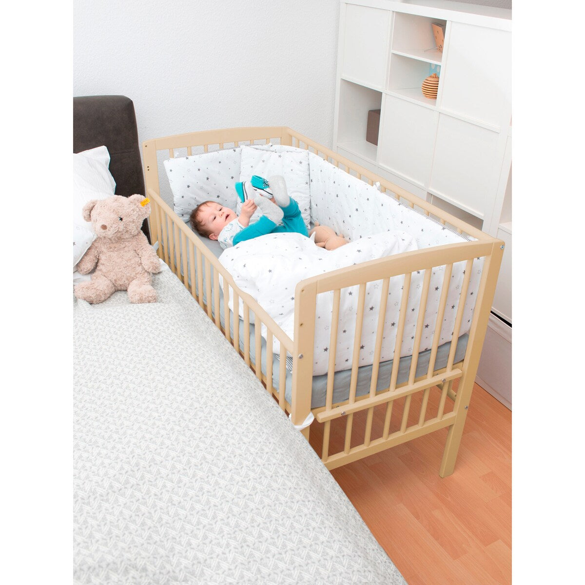 Bedside crib Micky Plus 60x120 cm for boxspringsenger i rommiljø