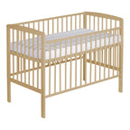 Barn som sover i bedside crib Micky Plus 60x120 cm for boxspringsenger