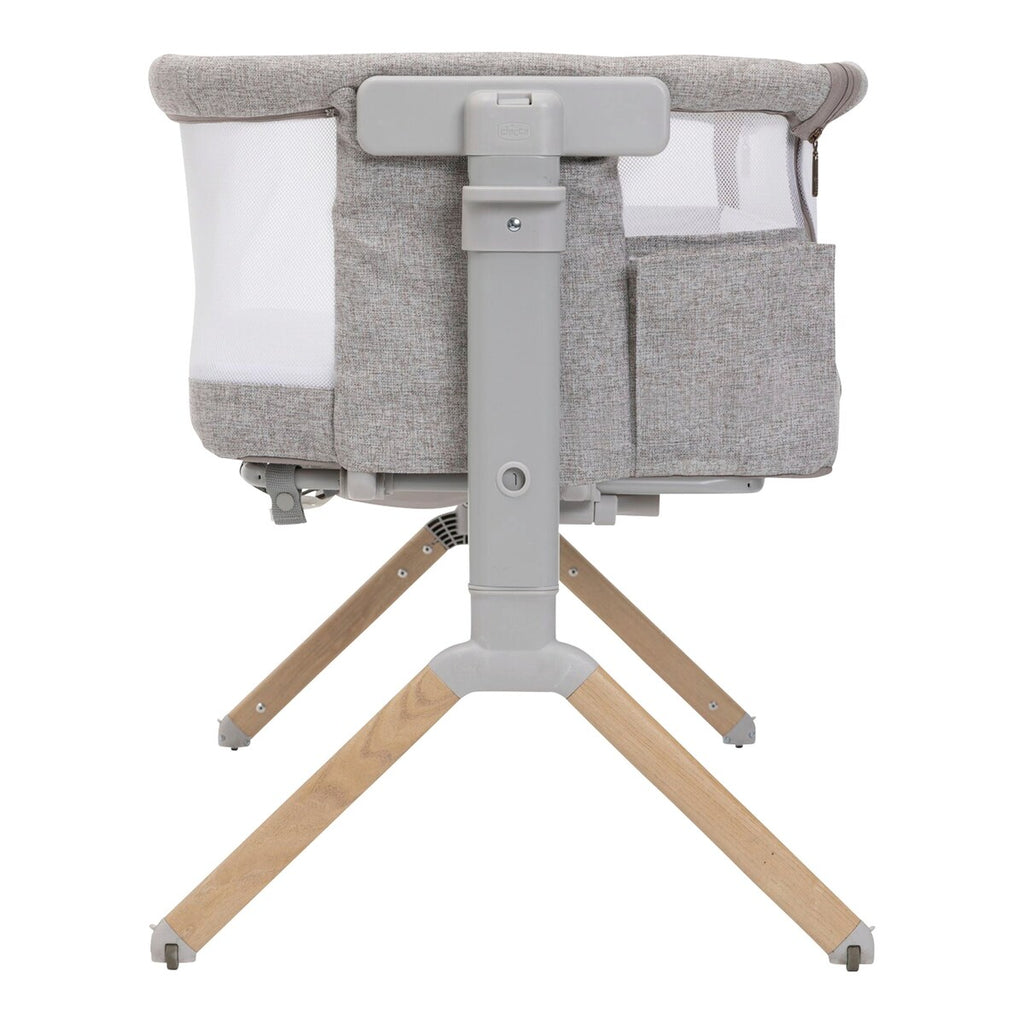 Bedside crib Next2Me Armonia 11 høyder 58–73 cm montert ved seng
