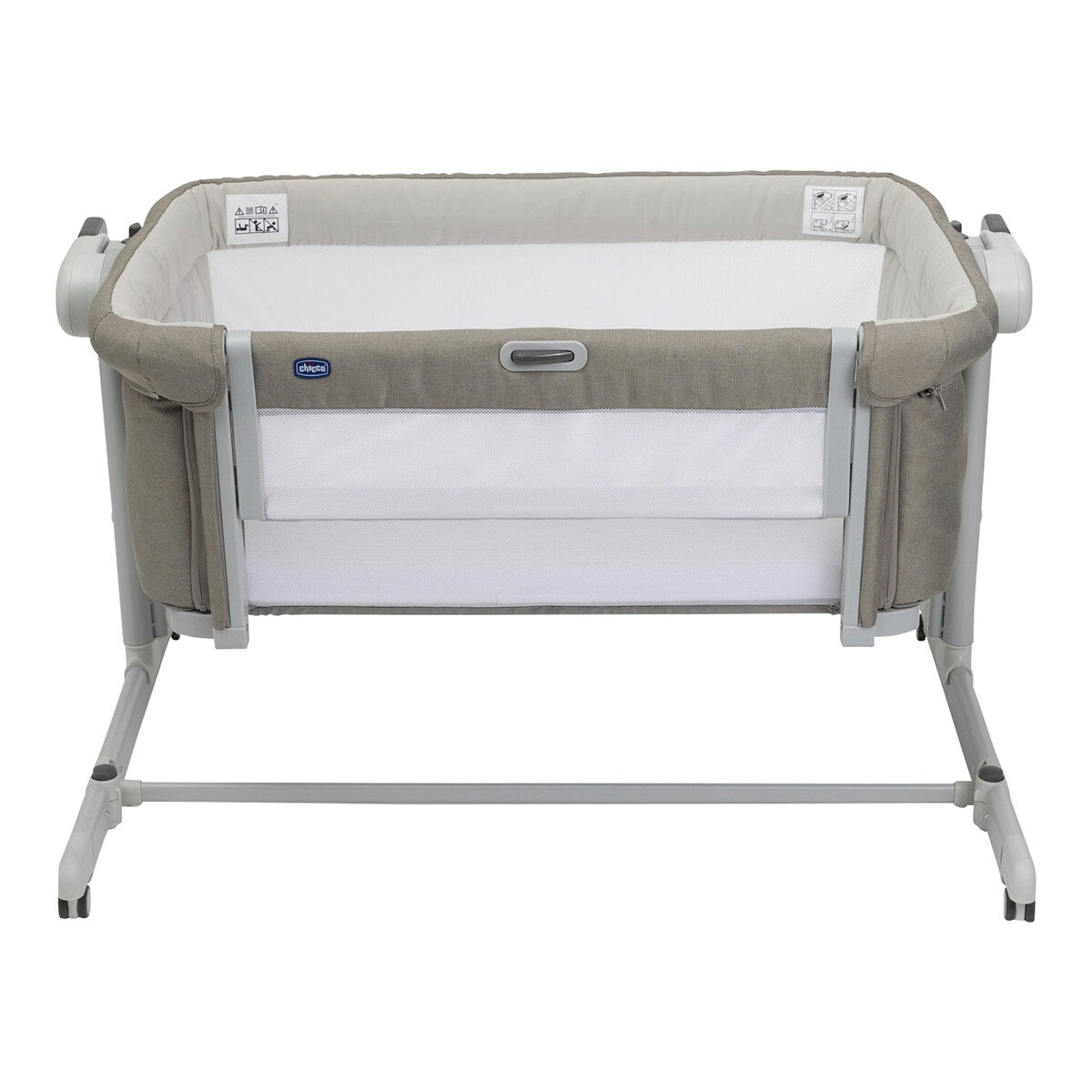 Montert Bedside crib Next2me Magic Evo ved foreldreseng