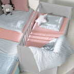 Bedside-seng 2-i-1 60x120 cm med safe asleep madrass montert ved foreldreseng
