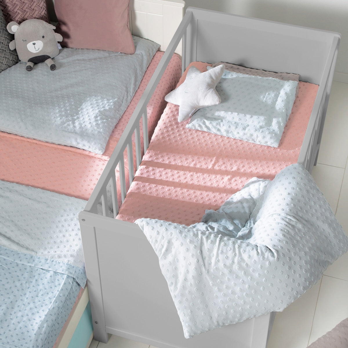 Bedside-seng 2-i-1 60x120 cm med safe asleep madrass montert ved foreldreseng