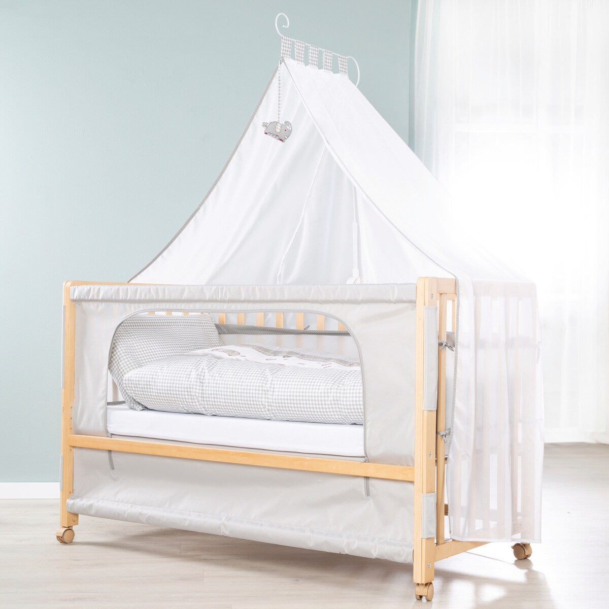 Inkludert madrass og sengetøy i Bedside-seng Jumbo Twins 60x120 cm grå naturtre