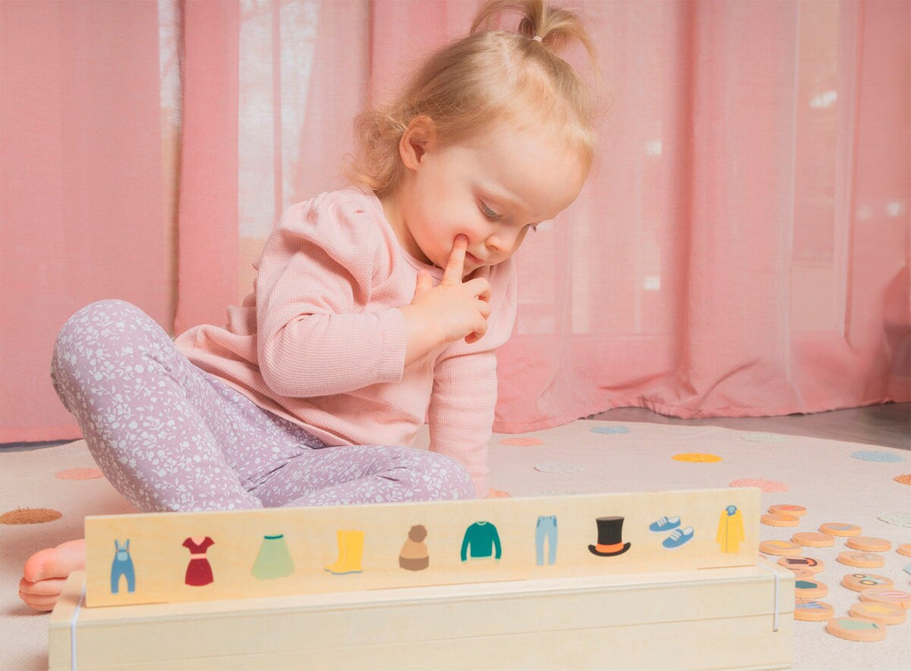 Bildesorteringsboks i tre med 60 bildebrikker small foot bakside