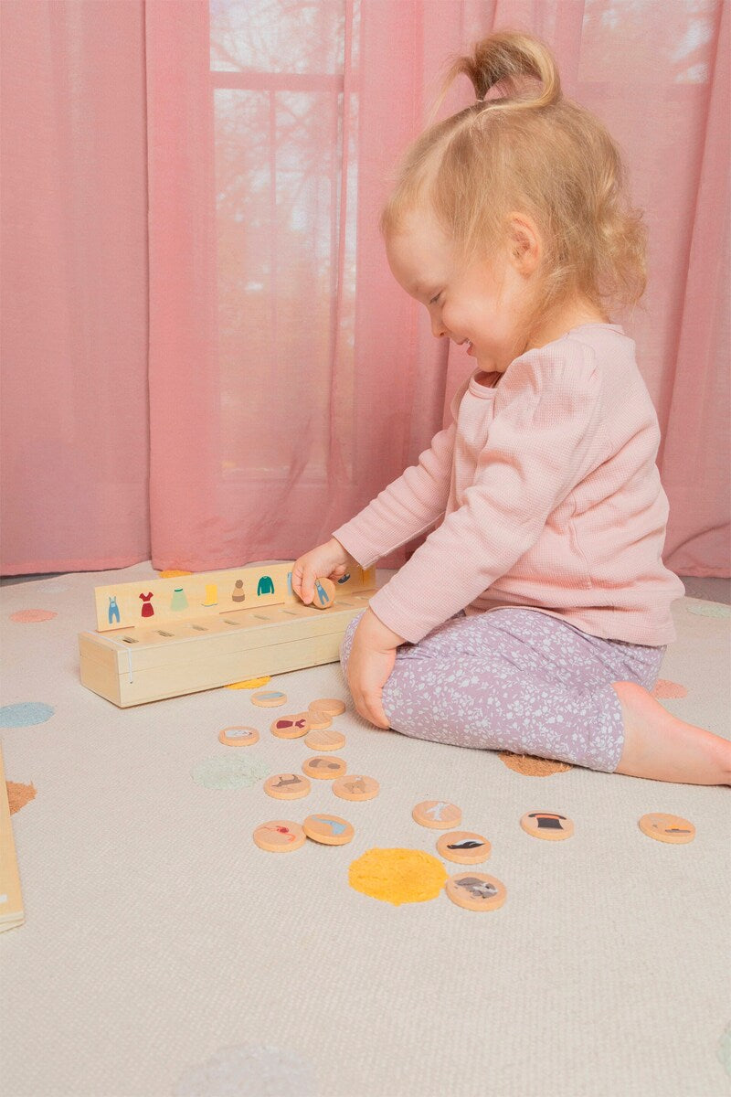 Bildesorteringsboks i tre med 60 bildebrikker small foot detalj av bildebrikker
