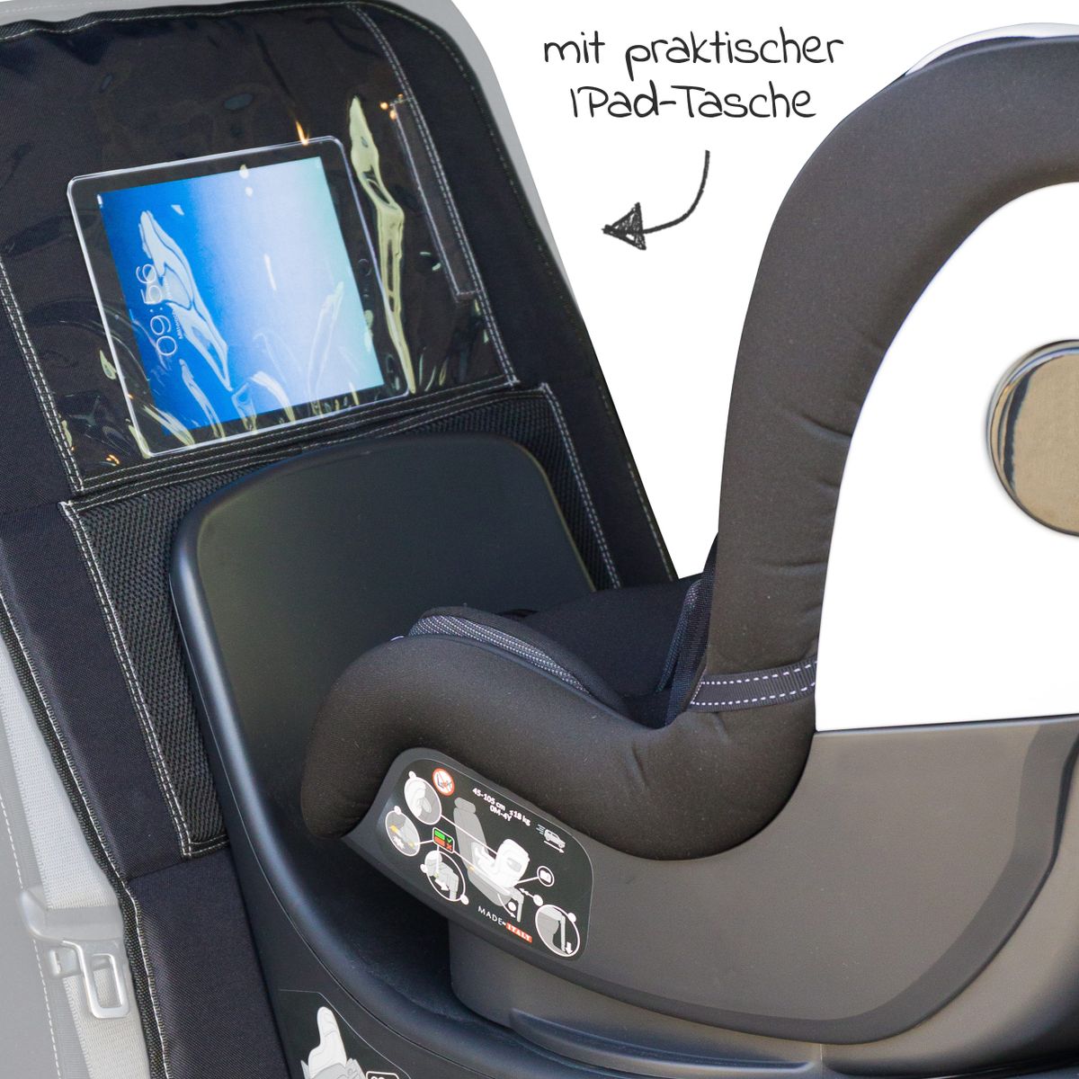 Detalj av iPad-lomme på bilsetebeskytter for bakovervendt bilstol med iPad-lomme, svart