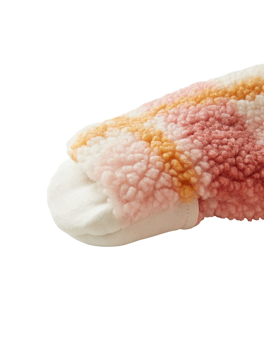 Detalj av rutemønster på bilsovepose for baby i teddyfleece TOG 3,5 rutete