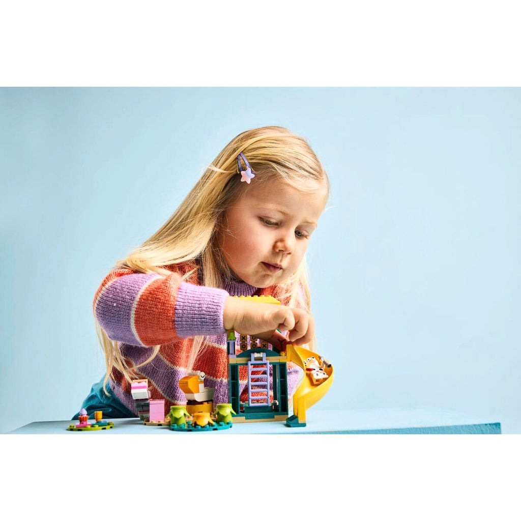 Montert Bluey og Chloe på lekeplassen 11201 med minifigurer på huske