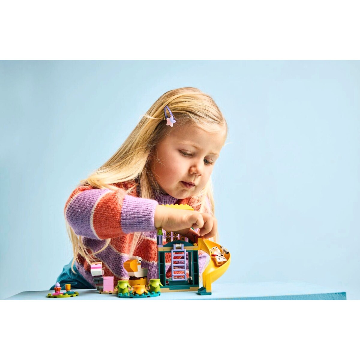 Montert Bluey og Chloe på lekeplassen 11201 med minifigurer på huske