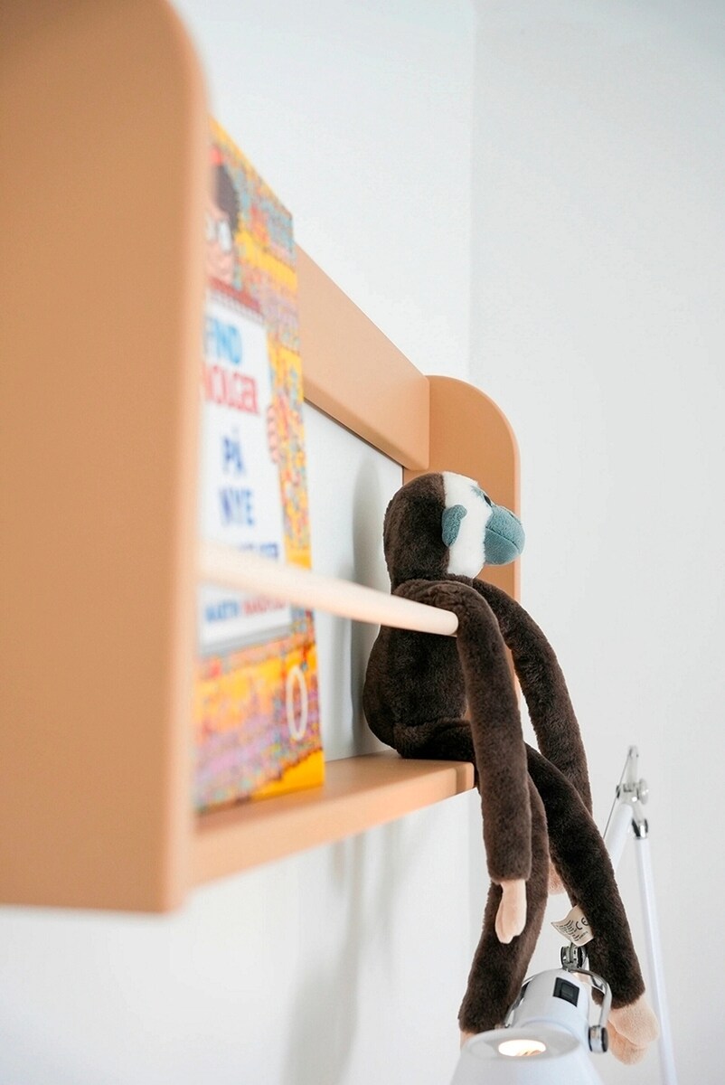 Bokhylle Dots latte FSC-sertifisert MDF/ask 75 cm detalj