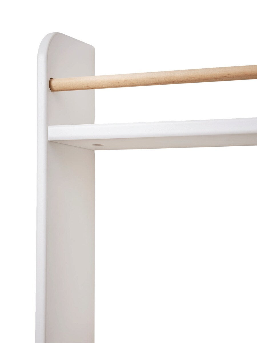 Nærbilde av hylle på Bokhylle med garderobe for barnerom KONFETTI