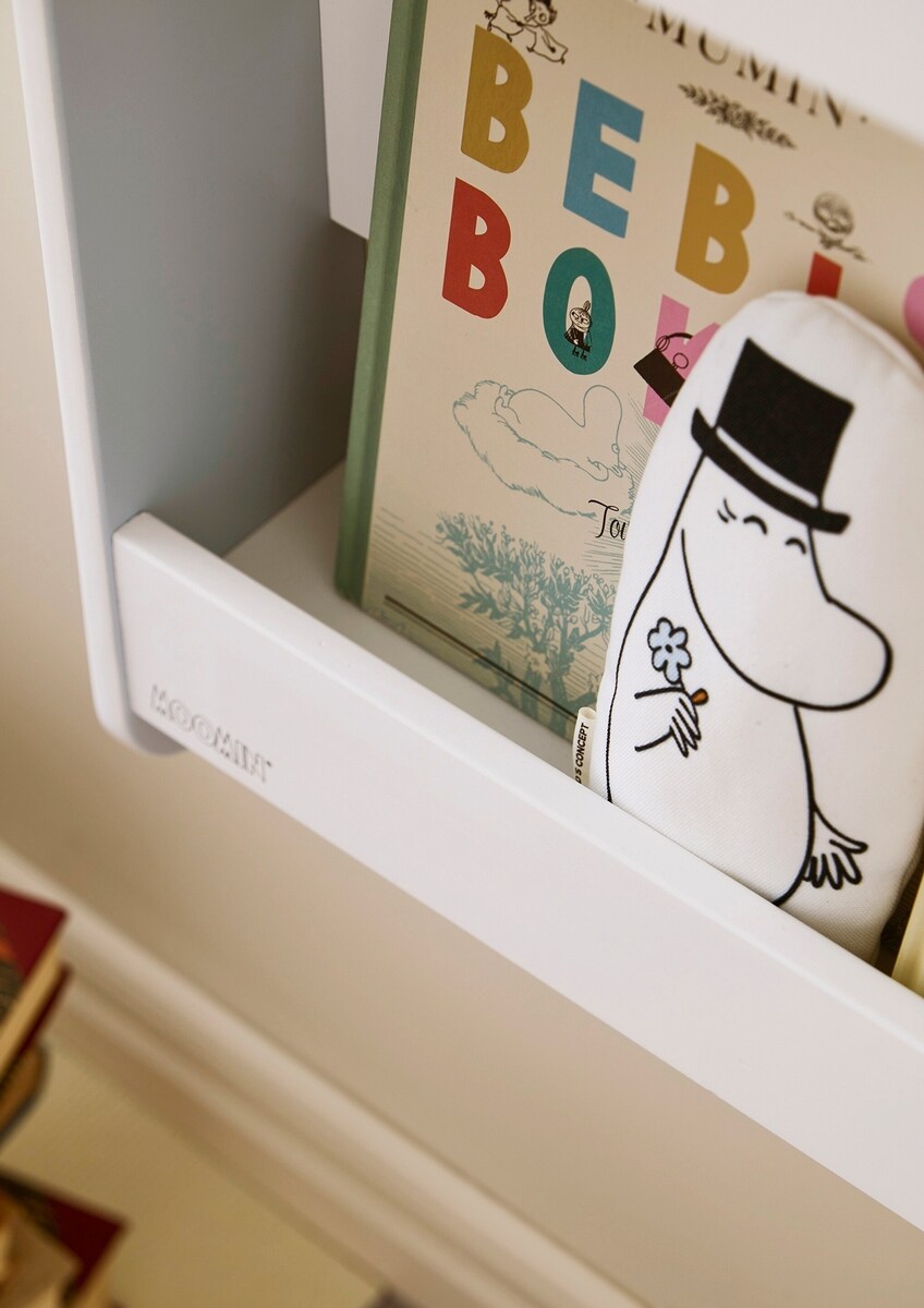 Nærbilde av Muminmamma og Mumintroll på Bokhylle Mumin FSC-sertifisert tre 60 x 65 cm