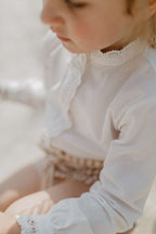 Bomullsbluse med blomsterblonde str. 74/80 hvit bakside