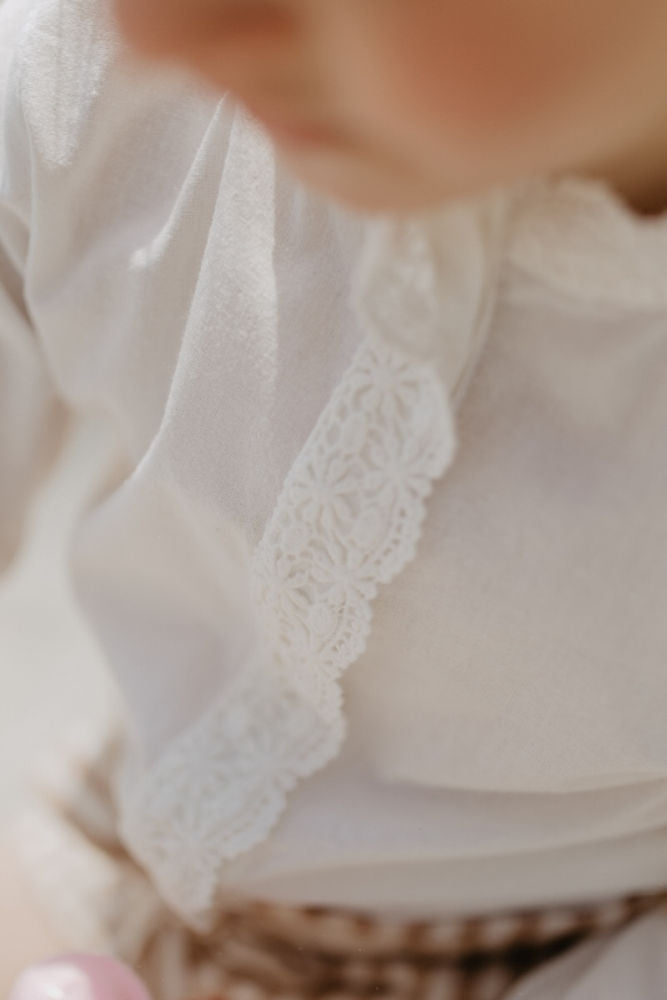 Bomullsbluse med blomsterblonde str. 74/80 hvit montert