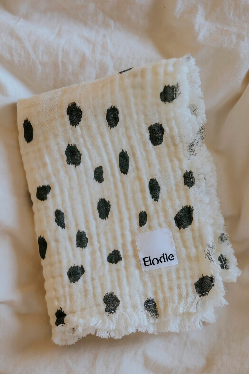 Bomullsteppe Dalmatian Dots Grande 75x100 cm Oeko-Tex i bruk i barneseng