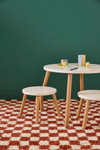 Bord og to krakker for barn hvit FSC 60x60 cm montert