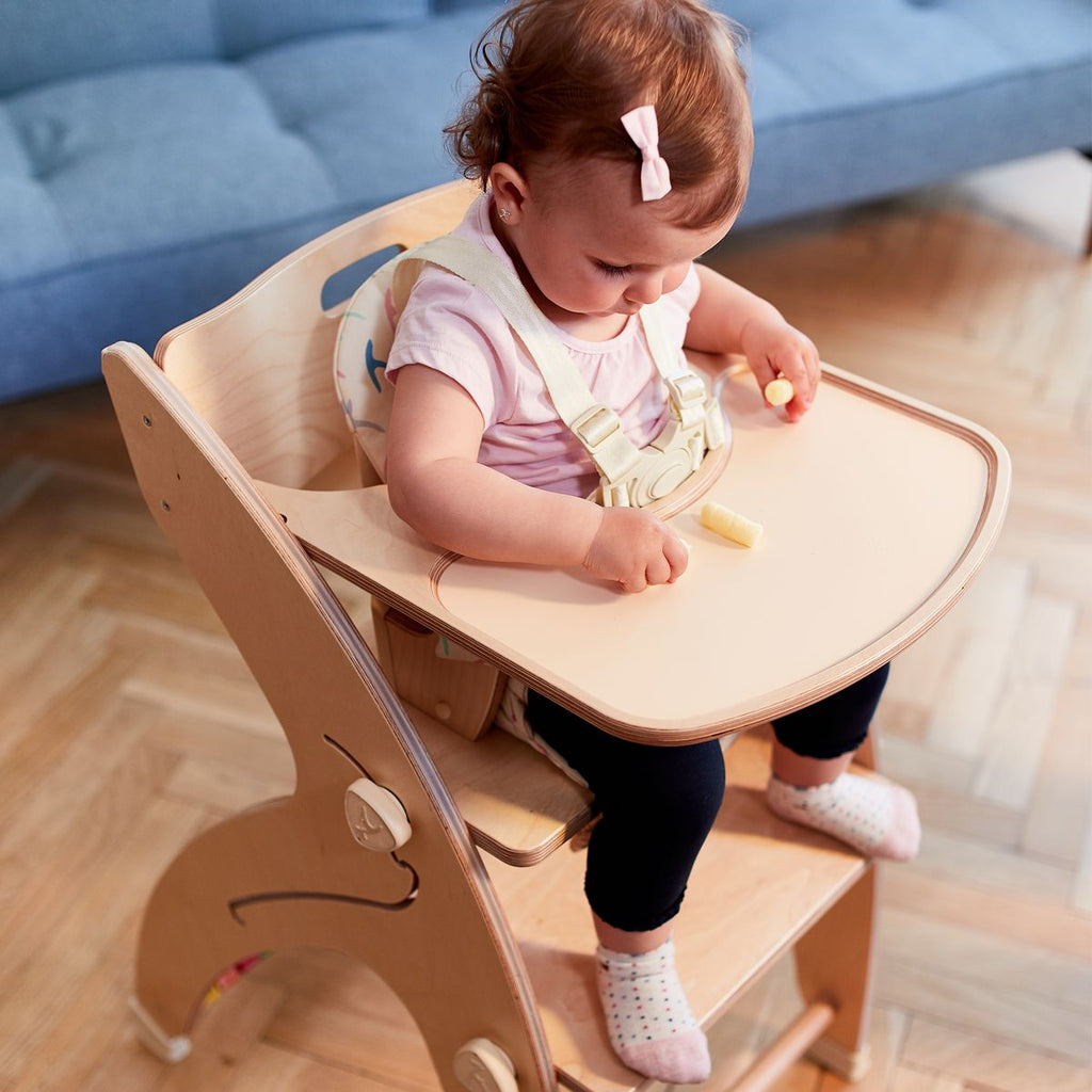 Detalj av barnesikker lakk på bordplate i tre for barnestol Quarttolino
