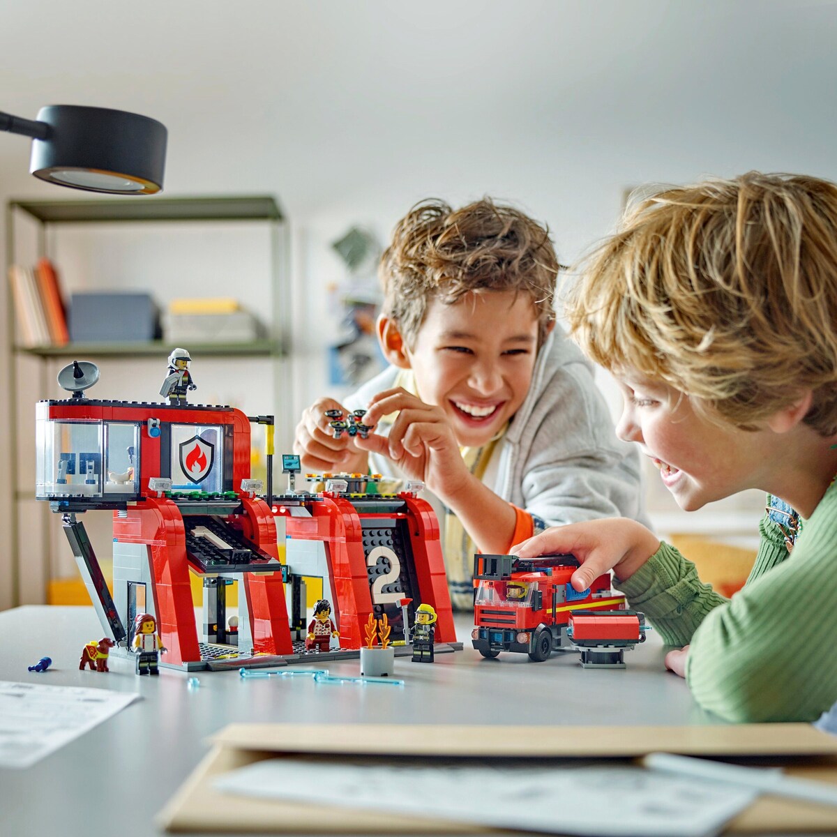 Montert Brannstasjon med stigebil 60414 med minifigurer