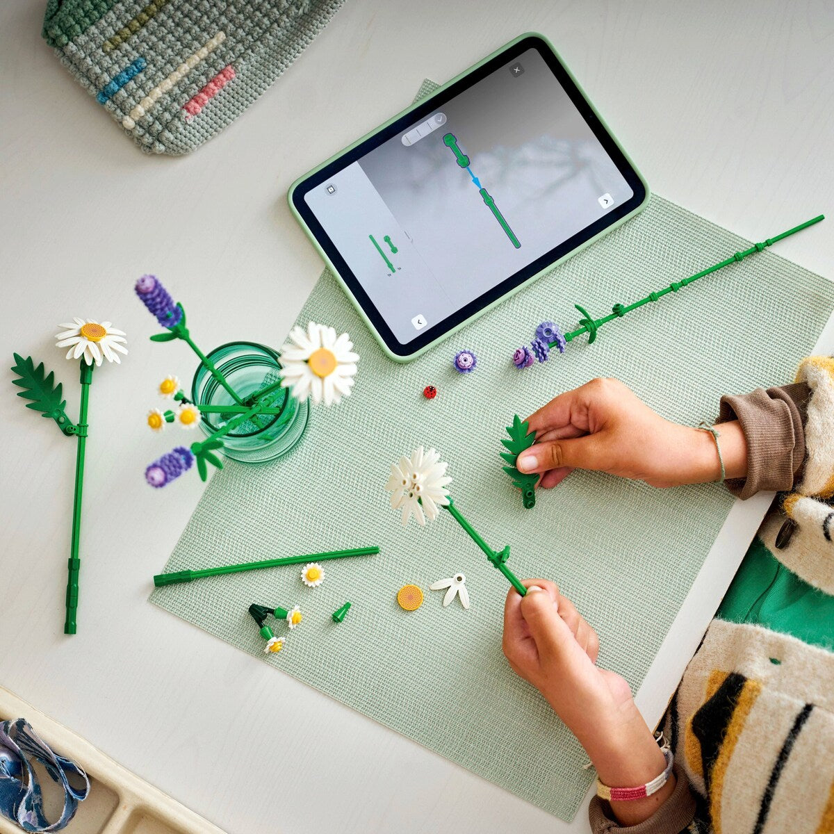 Byggesett prestekrage med marihøne fra 9 år - LEGO Botanicals detalj av blomster