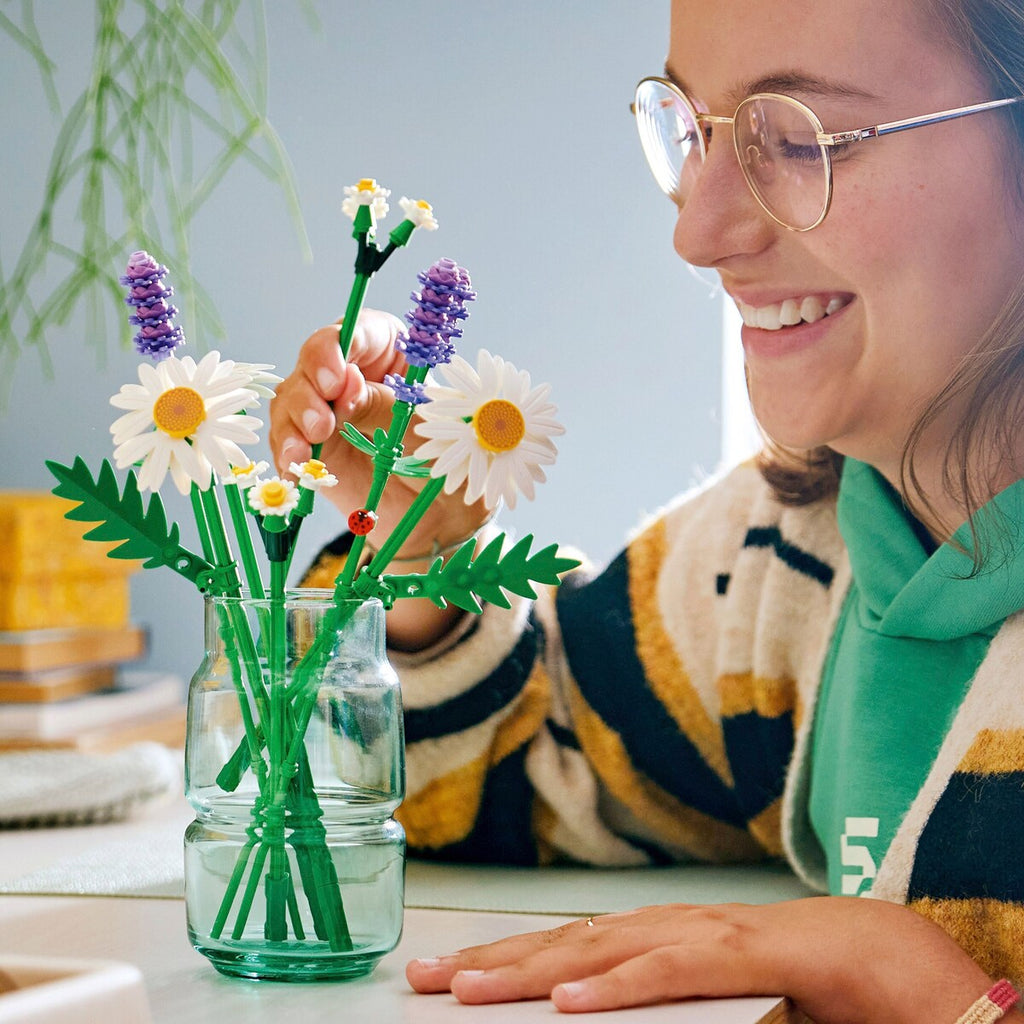 Byggesett prestekrage med marihøne fra 9 år - LEGO Botanicals montert bukett