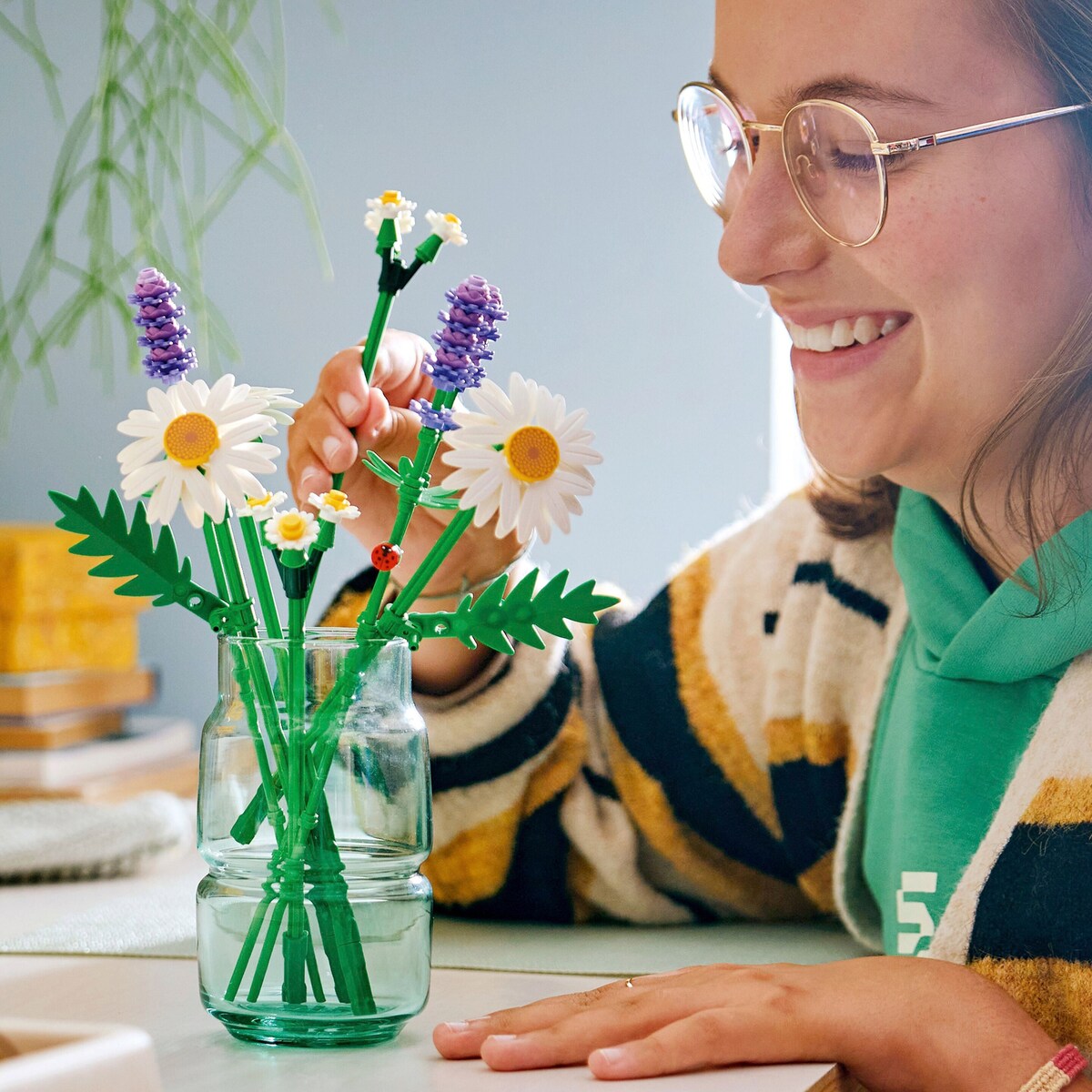 Byggesett prestekrage med marihøne fra 9 år - LEGO Botanicals montert bukett