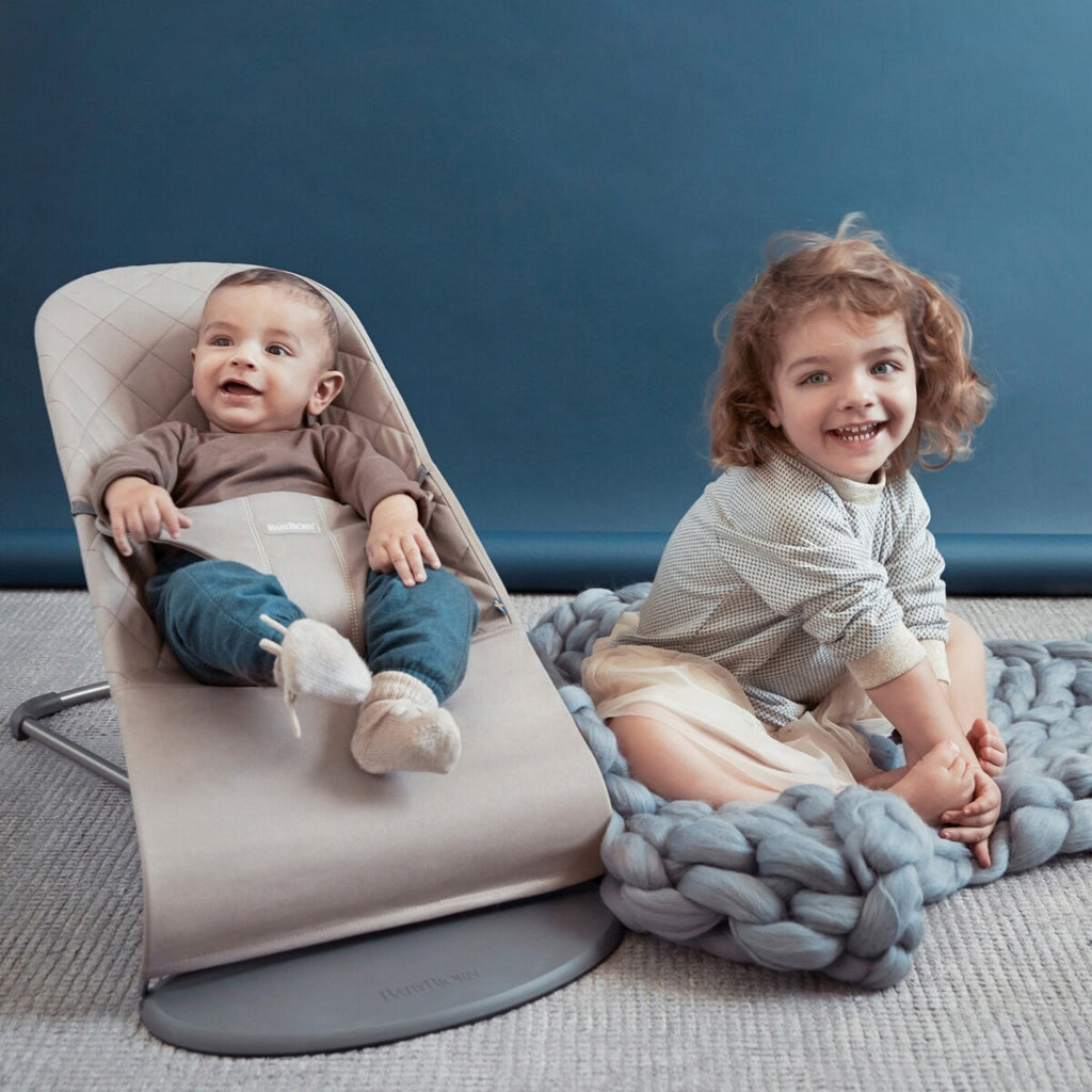 Babyvipp Bliss vevet stoff med lekebøyle fra fødsel til 2 år - BabyBjörn