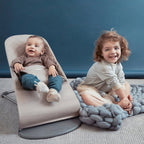 Babyvipp Bliss vevet stoff med lekebøyle fra fødsel til 2 år - BabyBjörn