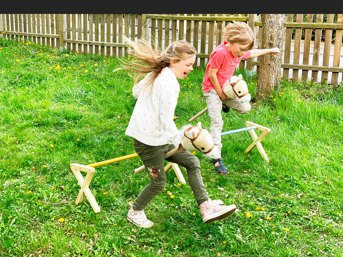 Barn som leker med Cavaletti hindernis-sett i massivt tre 2-pakning 80 cm