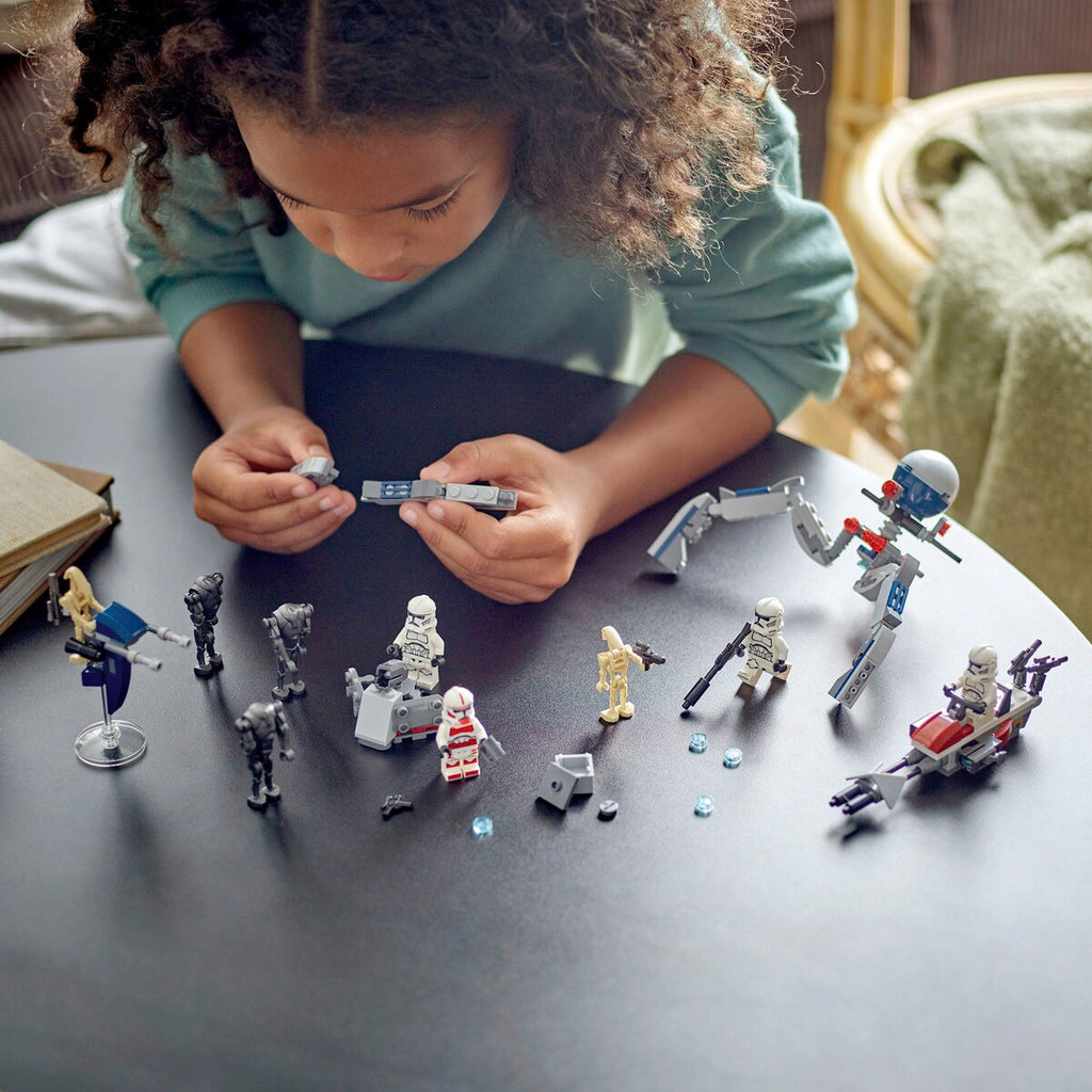 Clone Trooper™ & Battle Droid™ Battle Pack detalj av minifigurer