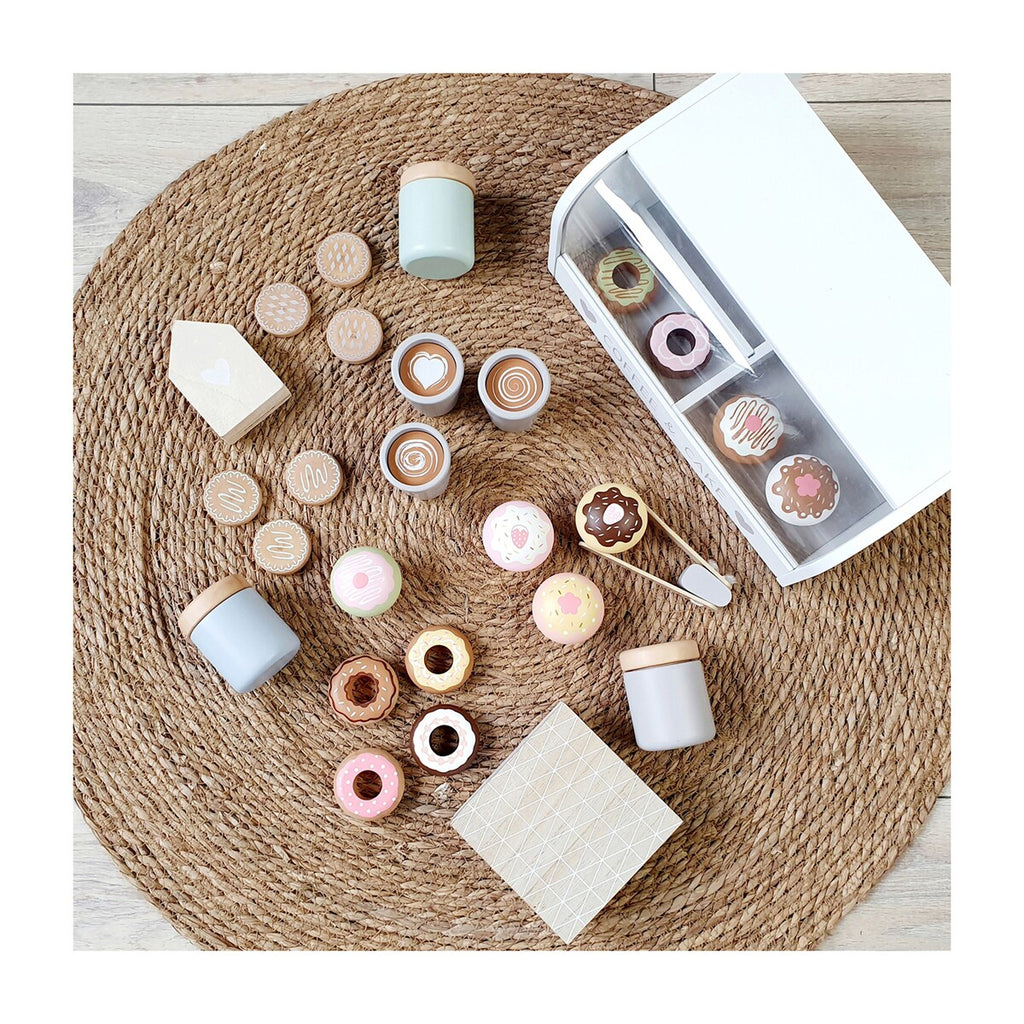 Montert Coffee & Cake Box Vanilla med kaffekopper og kakebokser