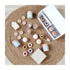 Montert Coffee & Cake Box Vanilla med kaffekopper og kakebokser