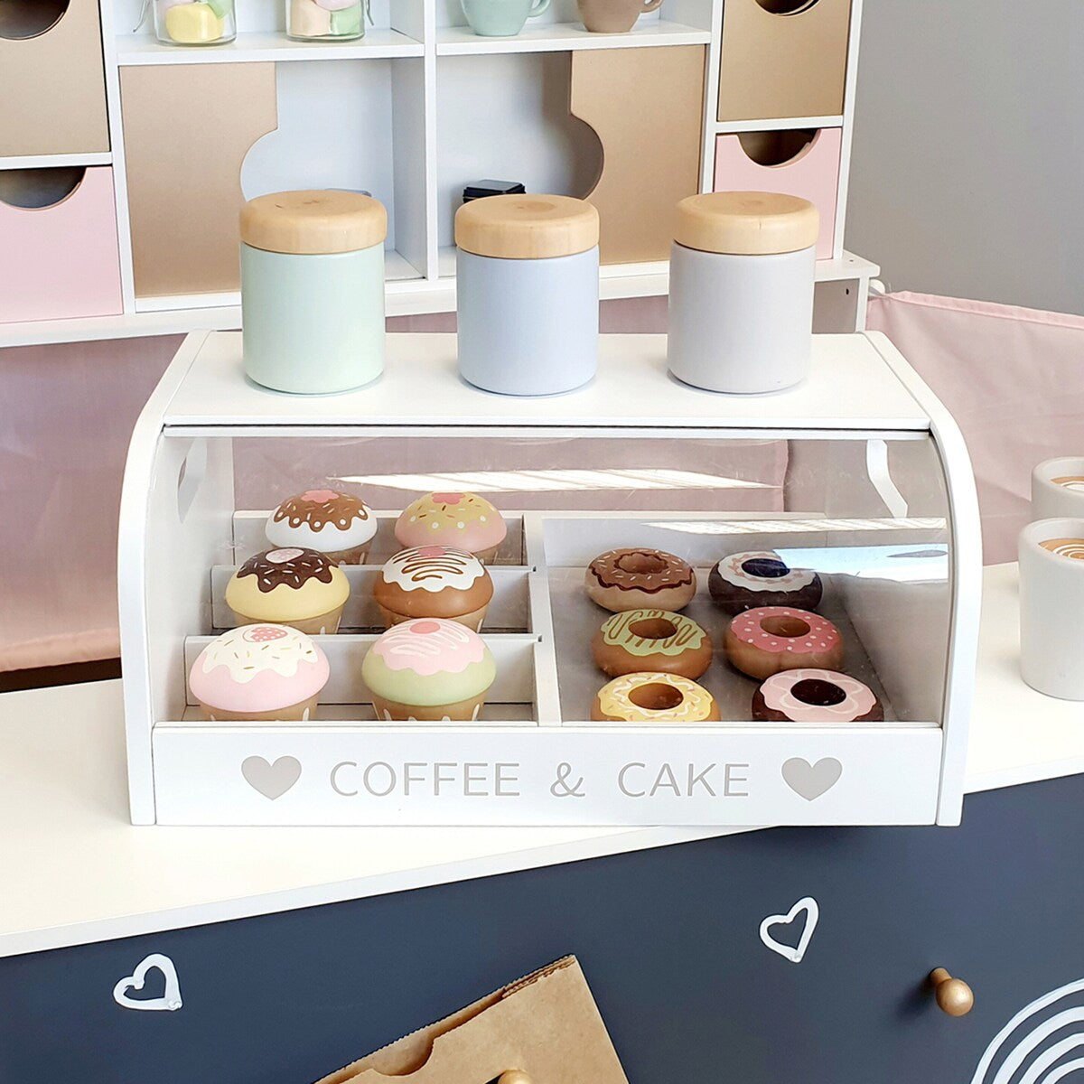 Nærbilde av tang og kaker i Coffee & Cake Box Vanilla