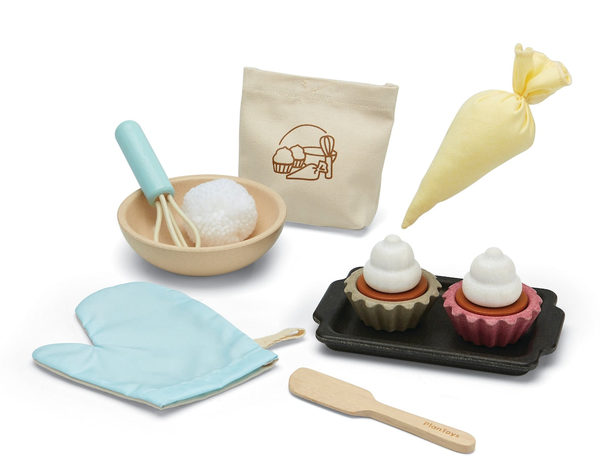 Cupcakes bakesett i tre og stoff fra 2 år fra PlanToys bakside