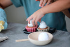 Cupcakes bakesett i tre og stoff fra 2 år fra PlanToys med brett og bakeutstyr