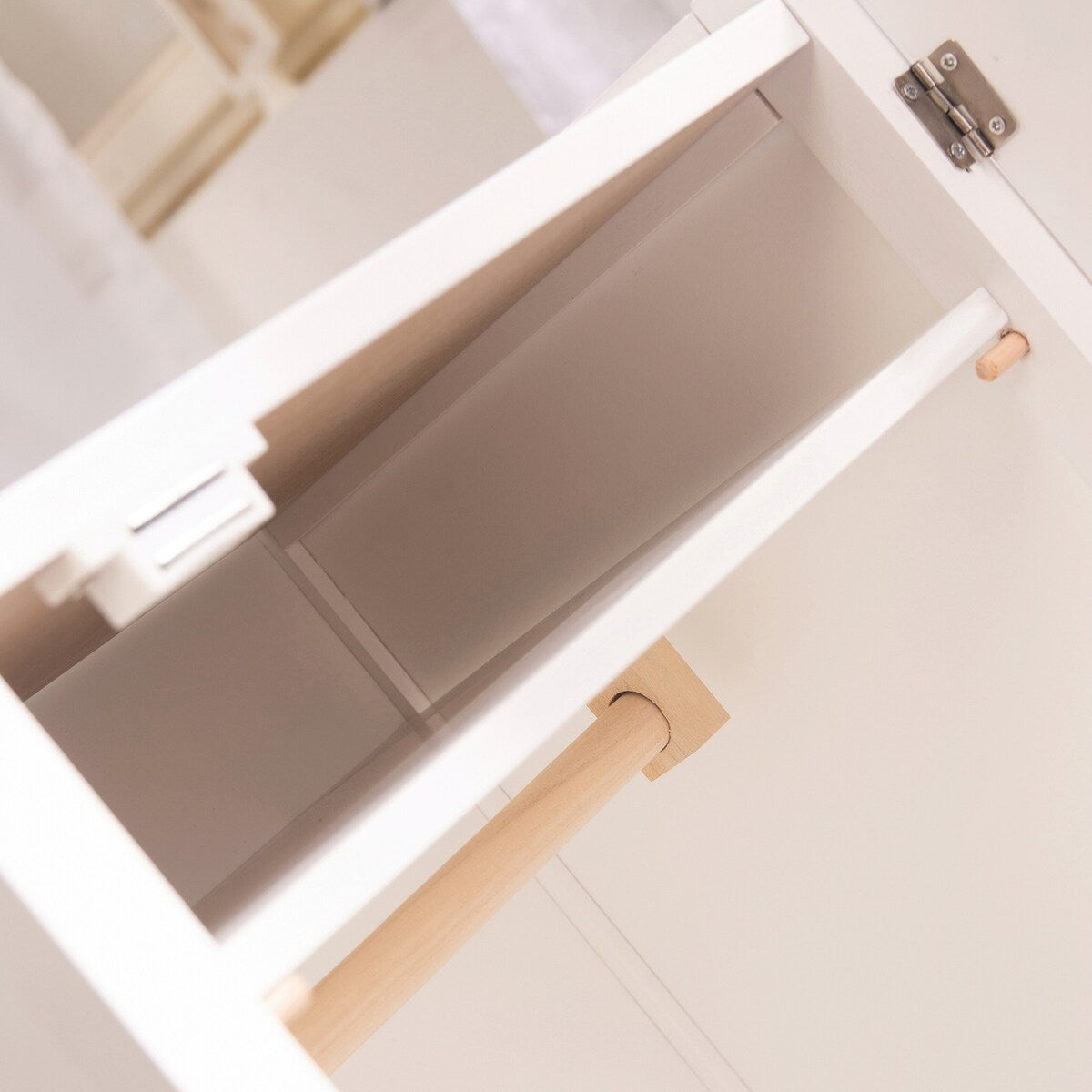 Detalj av hvit lakkerte dør på Dukkegarderobe Stella hvit med stjerne og kleshenger