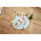 Detalj av roterbar lama figur på babygym