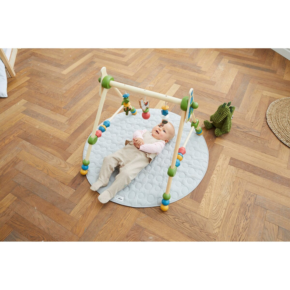 Detalj av roterbar lama figur på babygym