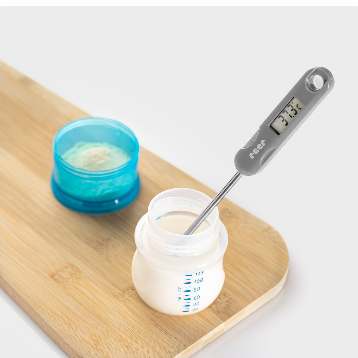 Digitalt flasketermometer FoodTemp med stålsonde grå nærbilde av display