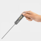 Digitalt flasketermometer FoodTemp med stålsonde grå montert i flaske
