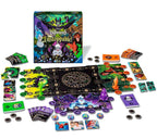Detaljbilde av kort og figurer i Disney Villainous Unstoppable! brettspill