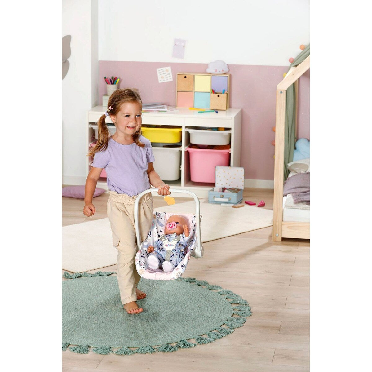 Bakside av dukke-babystol med blomstermønster for dukker opptil 43 cm