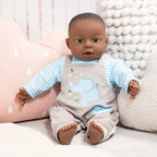 Dukke Brooky Boy 40 cm med 12 babylyder med lue og overall