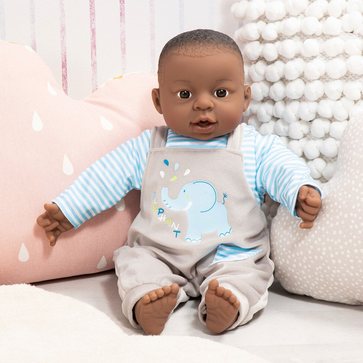 Dukke Brooky Boy 40 cm med 12 babylyder med lue og overall
