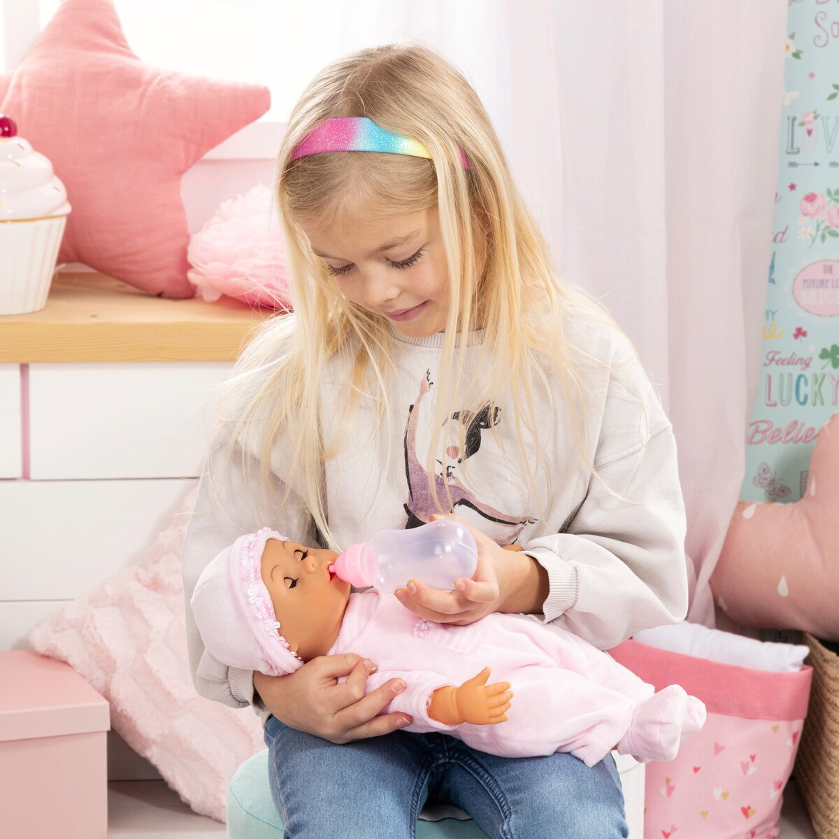Detalj av ansikt på Dukke First Words Baby med 24 lyder 38 cm