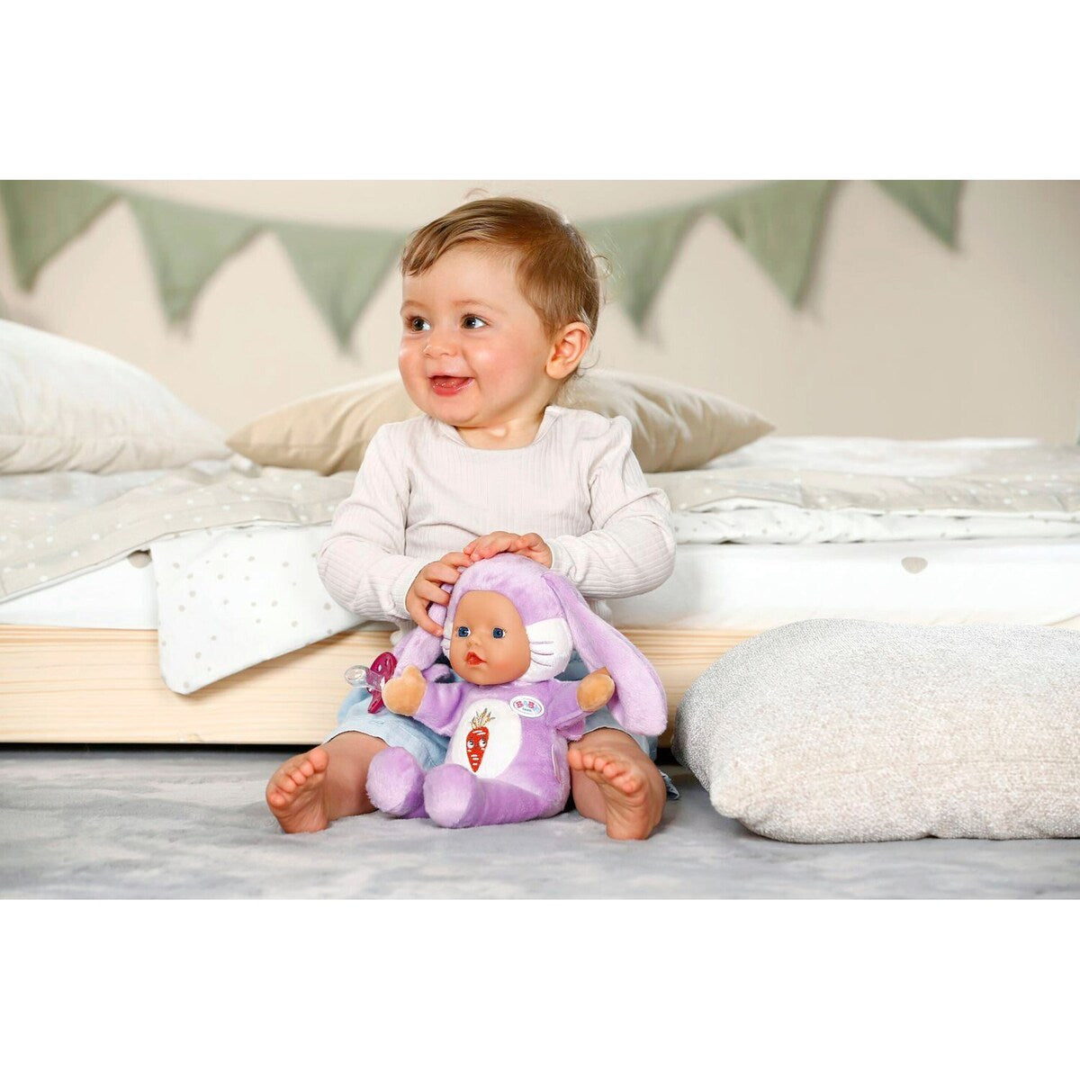Dukke Funny for babies med rangle 26 cm bakside